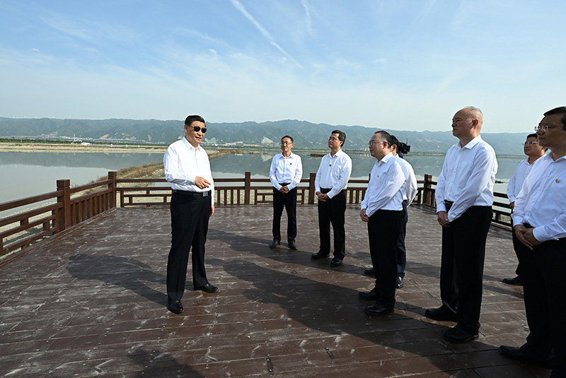 5月16日下昼，，，，，中共中央总书记、国家主席、中央军委主席习近平在前往陕西西安主持中国－中亚峰会途中，，，，，在山西运城盐湖考察。。。。。。